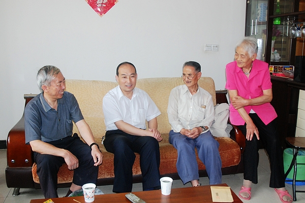 商洛市副市长高健（左起二）慰问英国365上市公司退休教师